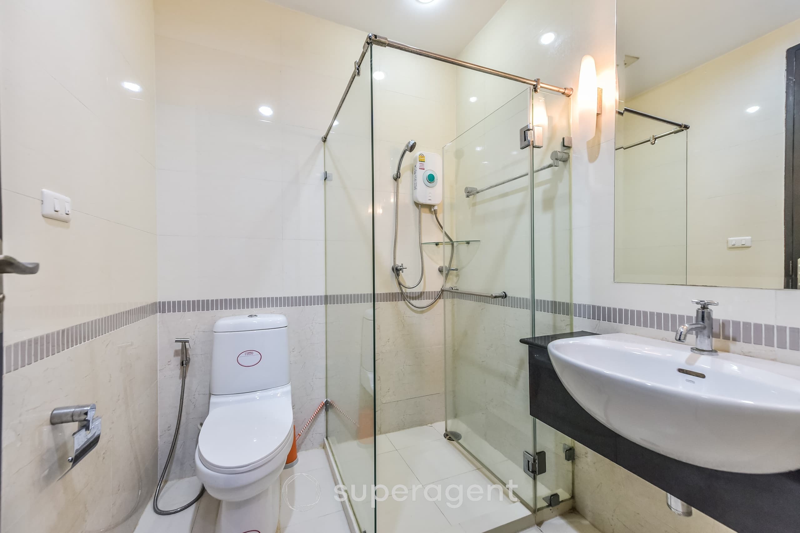 Baan Klang Krung Siam Pathumwan, Fully Furnished and Effortlessly Move-in Ready, Near Airport Rail Link Phaya Thai 2