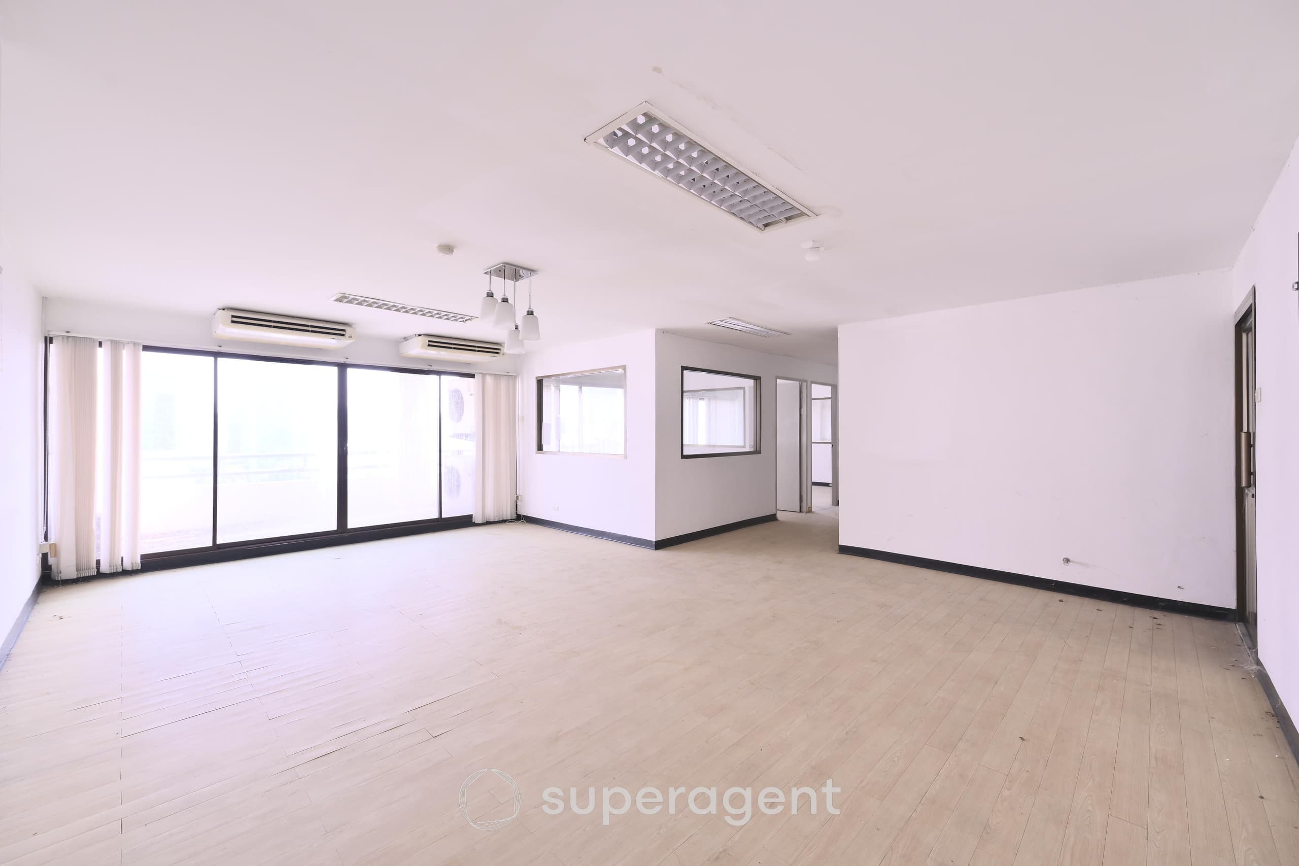 Srivara Mansion, Rare Unit in a Prime Location, Near MRT Thailand Cultural Centre